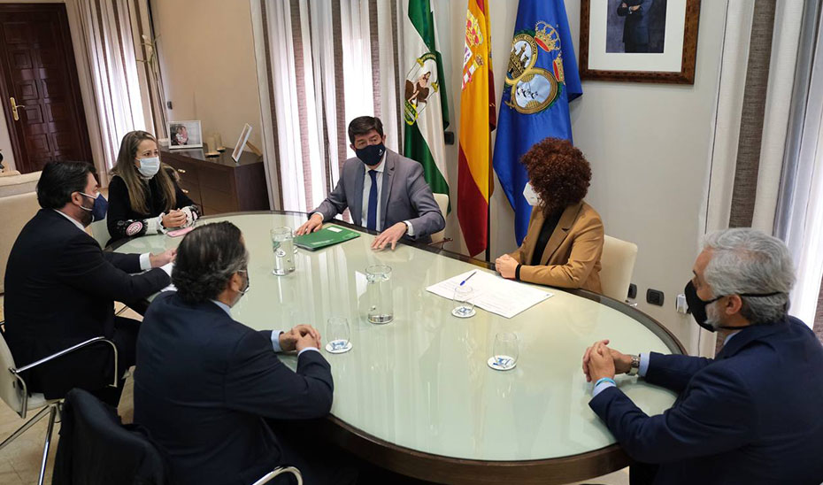 Un momento de la reunión de Juan Marín en la Diputación de Huelva.