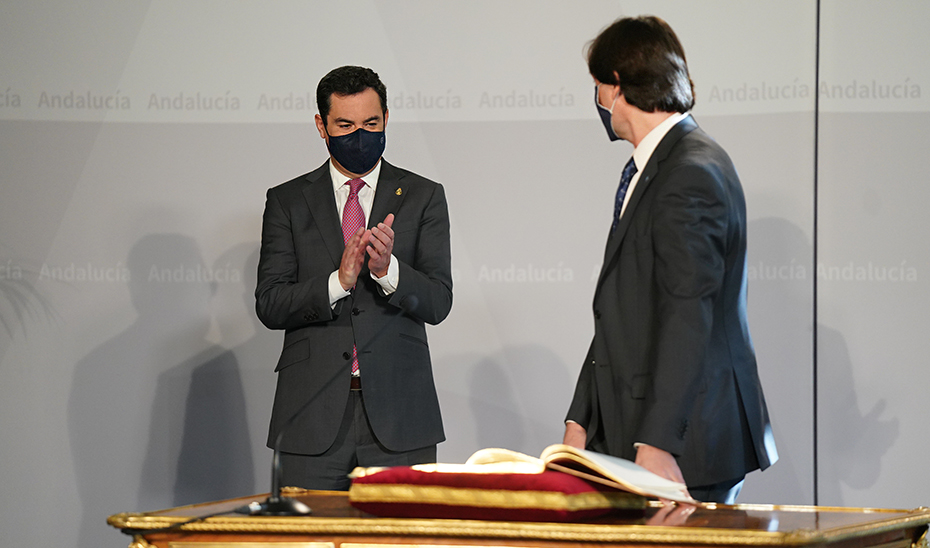 Moreno felicita al nuevo rector de la UPO tras su toma de posesión, celebrada en San Telmo.