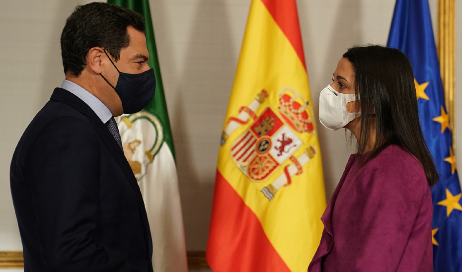 El presidente de la Junta, Juanma Moreno, saluda a la presidenta del partido Ciudadanos, Inés Arrimadas, en el Palacio de San Telmo.
