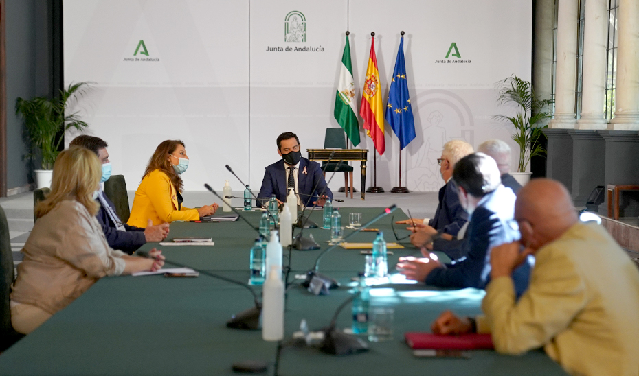 El presidente, Juanma Moreno, preside la Mesa de Interlocución Agraria, reunida en San Telmo.