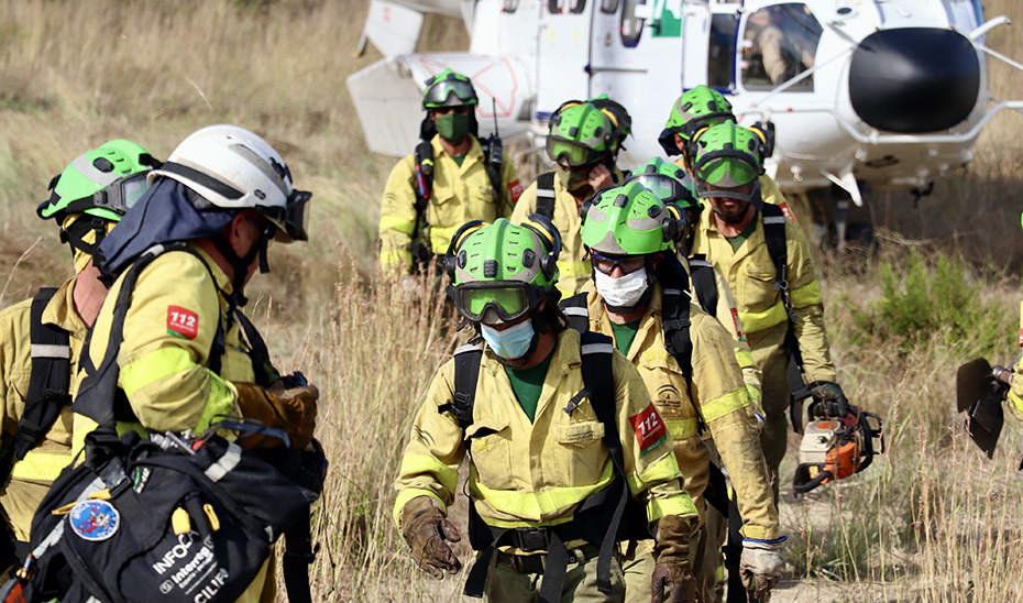 Efectivos del Infoca participando en las labores de extinción de un incendio el pasado verano.