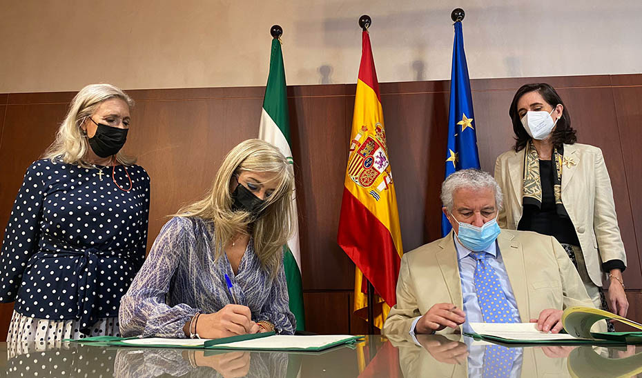 Un momento de la firma entre la consejera Patricia del Pozo y el presidente del cabildo Alfonso X el Sabio, Pedro Rodríguez Mestre.