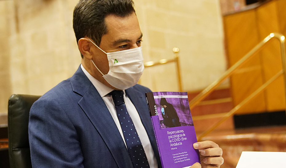 Moreno, con el informe Repercusiones psicológicas de la Covid-19 en Andalucía, en el Parlamento.