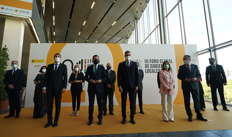 Moreno y el resto de autoridades posan en el 'photocall' del Palacio de Congreso Fibes.