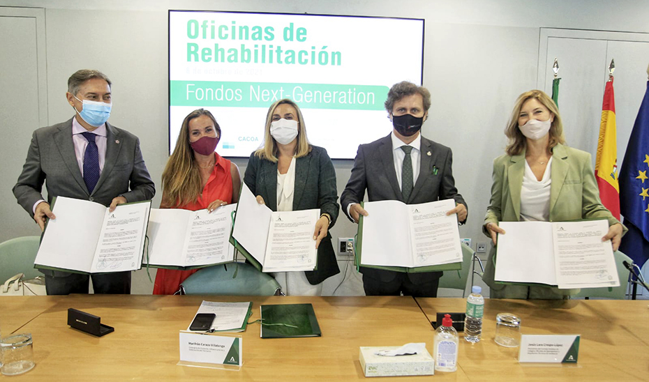 La consejera Marifrán Carazo, junto a los representantes de los arquitectos, aparejadores y administradores de fincas, tras la firma del protocolo.