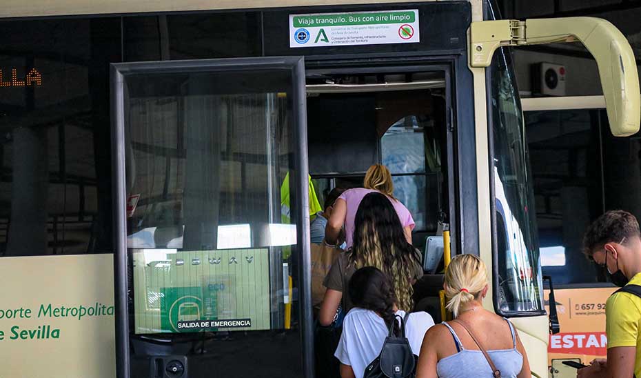 Usuarios acceden a un autobús del consorcio metropolitano de transporte de Sevilla.