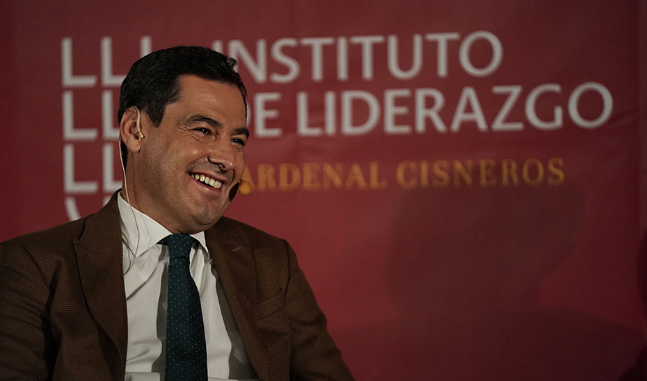 El presidente de la Junta sonríe durante la sesión inaugural del Instituto de Liderazgo Cardenal Cisneros.