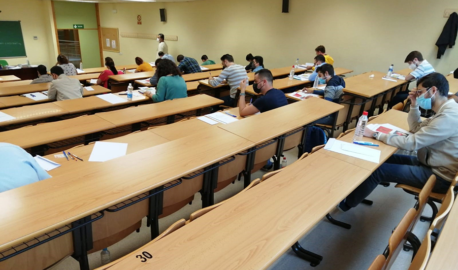 Aspirantes realizan un examen.