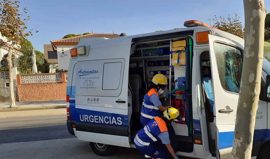 Imagen de archivo de dos sanitarios durante una atención de una ambulancia.