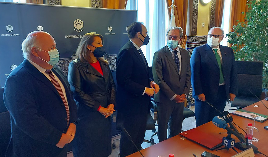 Jesús Aguirre, Carmen Crespo y Rogelio Velasco, junto con los firmantes del convenio, momentos antes de la rúbrica.