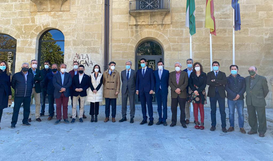 Foto de familia del consejero de Transformación Económica con los empresarios del sector del plástico de Jaén.