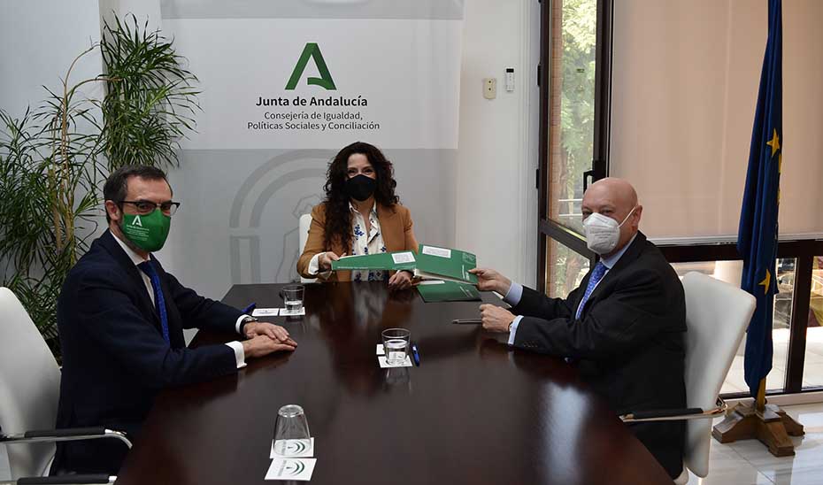 Un momento de la firma del convenio entre la consejera de Igualdad y el Colegio Notarial de Andalucía.