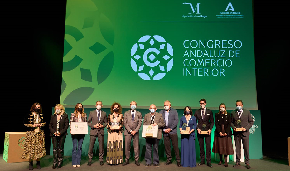 El consejero de Transformación Económica, Industria, Conocimiento y Universidades, Rogelio Velasco, posa con los galardonados con los VII Premios Andalucía del Comercio Interior.