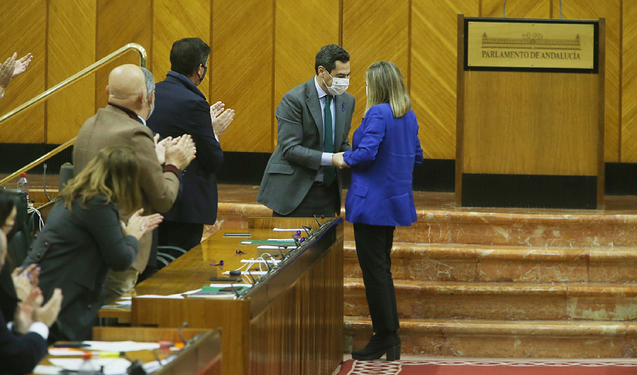 El presidente de la Junta de Andalucía, Juanma Moreno, felicita a consejera de Fomento, Infraestructuras y Ordenación del Territorio, Marifrán Carazo, tras la aprobación en el Parlamento de Andalucía de la Ley de Impulso para la Sostenibilidad del Territorio de Andalucía (LISTA).