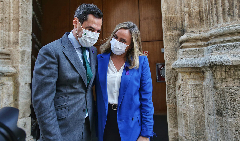Juanma Moreno y Marifrán Carazo, salen del Salón de Plenos del Parlamento andaluz, tras la aprobación de la LISTA.