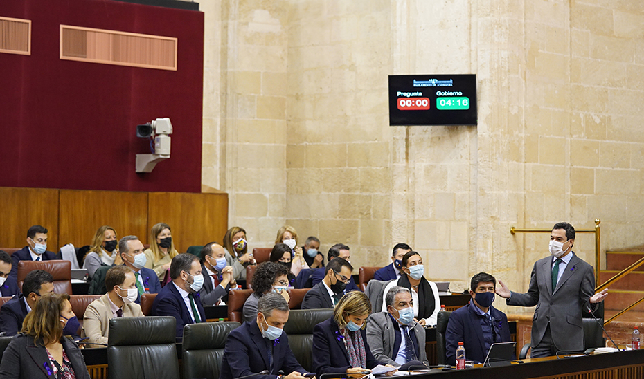 Un momento del salón del plenos durante la intervención de Juanma Moreno en la sesión de control.