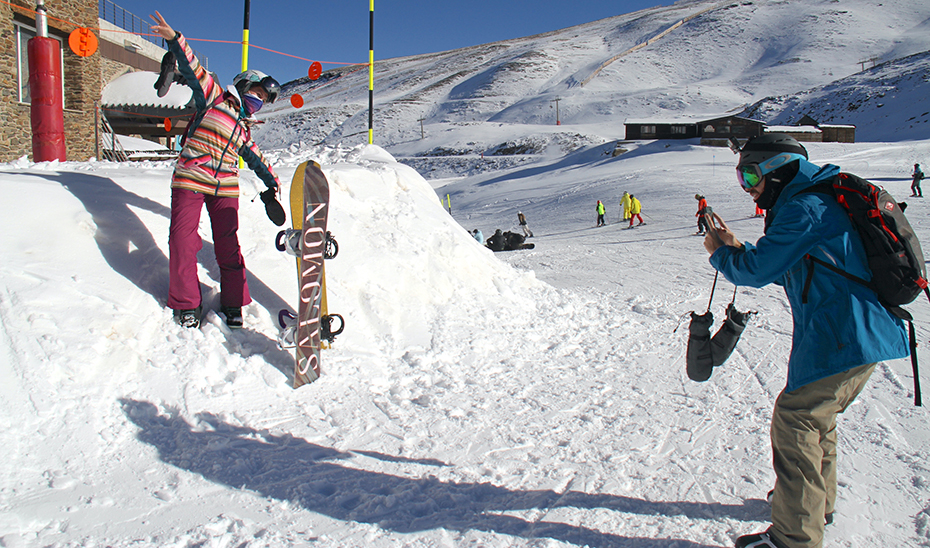 Don visitantes inmortalizan su llegada a la estación de esquí de Sierra Nevada.