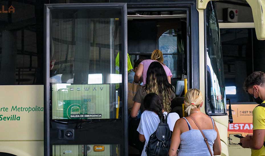 
			      Usuarios jóvenes acceden a un autobús del Consorcio Metropolitano de Transporte de Sevilla.			    
			  