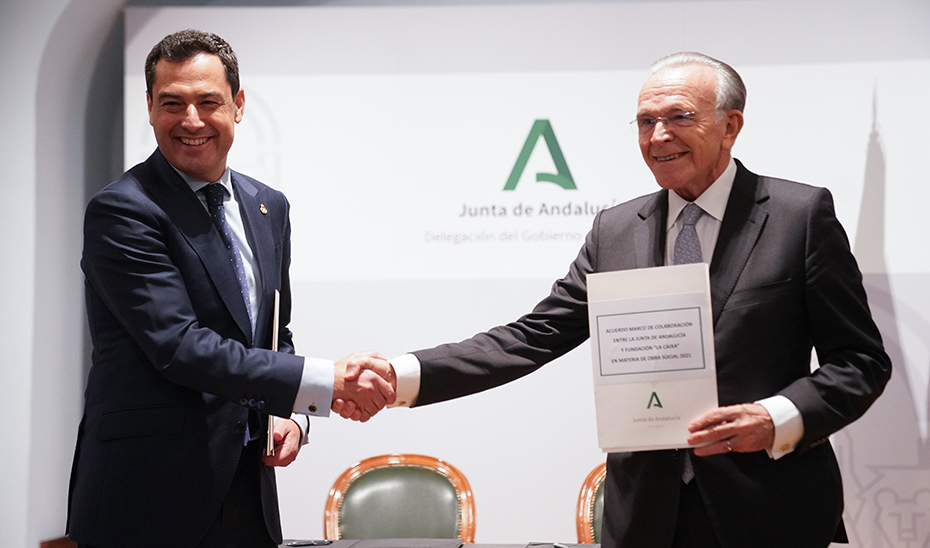 El presidente de la Junta de Andalucía, Juanma Moreno, y el presidente de la Fundación \u0027la Caixa\u0027, Isidro Fainé, durante la firma del convenio.
