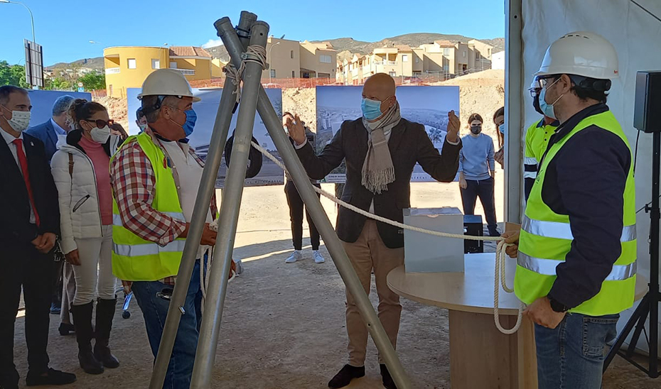 El consejero Javier Imbroda colocó la primera piedra del nuevo instituto de Huércal de Almería.