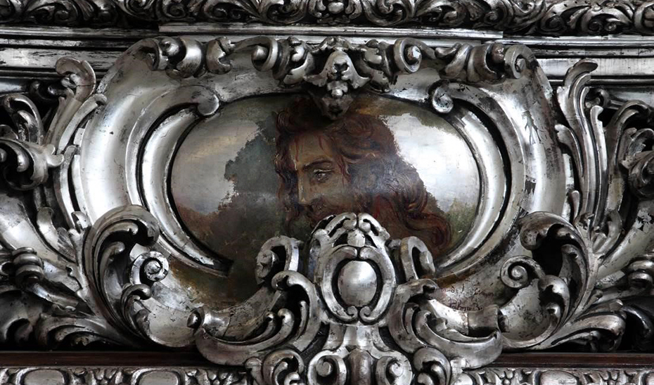 Imagen de Cristo, obra de Palma Burgos, en el medallón central del trono, obra de Palma Burgos.
