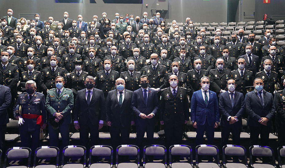 El presidente de la Junta, Juanma Moreno, con los consejeros Bendodo y Aguirre y los responsables de esta unidad policial. 