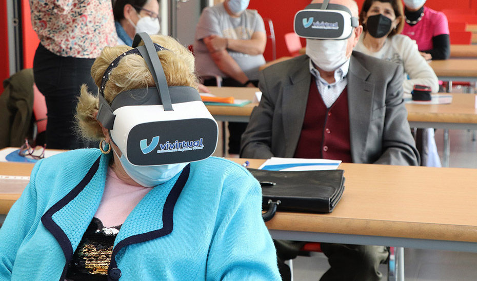 La startup andaluza Vivirtual está desarrollando este programa piloto en centros de participación activa de personas mayores. 