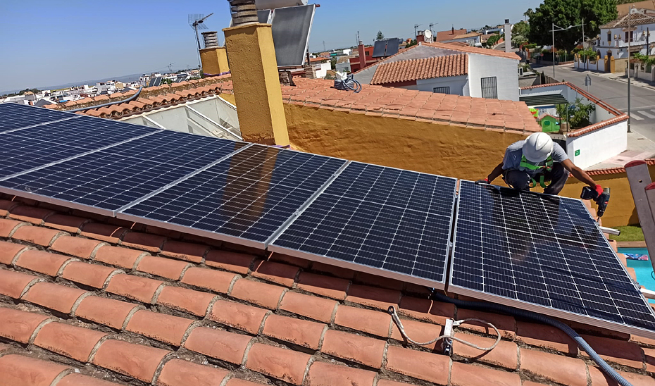 Instalación de placas solares para autoconsumo en viviendas.