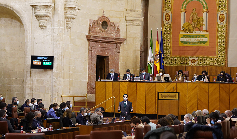 Vista general del salón del Plenos del Parlamento andaluz durante la intervención del presidente de la Junta.