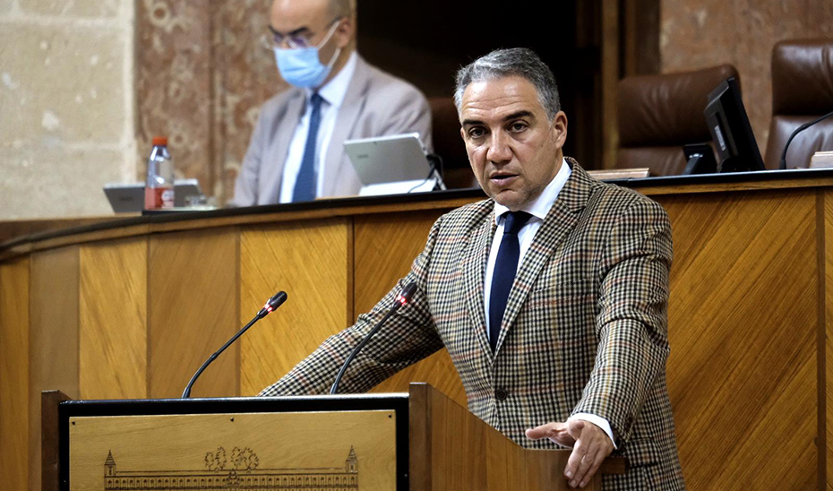 Elías Bendodo, desde la tribuna del salón de Plenos del Parlamento, durante su intervención.