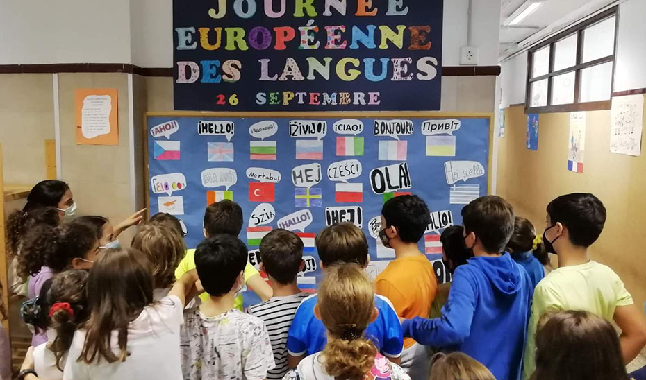 Niños de un colegio celebran el 26 de septiembre el Día Europeo de las Lenguas.