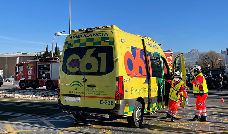 Ambulancia de los servicios sanitarios y camión de Bomberos durante un servicio.