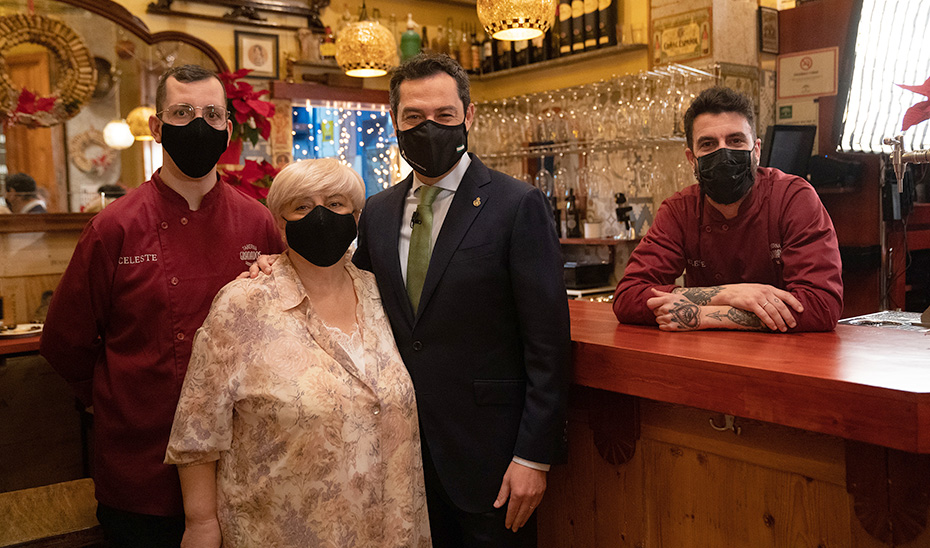 El presidente de la Junta, Juanma Moreno, con los propietarios del restaurante Taberna Granados.