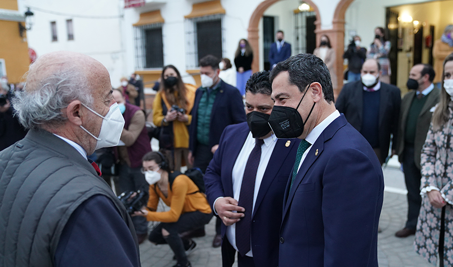 El presidente de la Junta es recibido por los vecinos de Villarrasa a su llegada al municipio.
