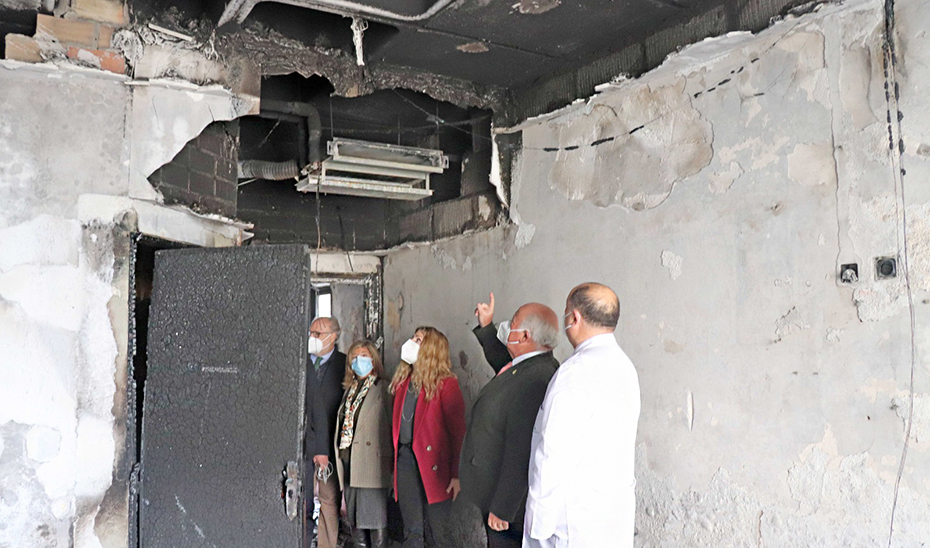 El consejero de Salud visitando la planta del Hospital Puerta del Mar afectada por el incendio, destinada a pacientes Covid.