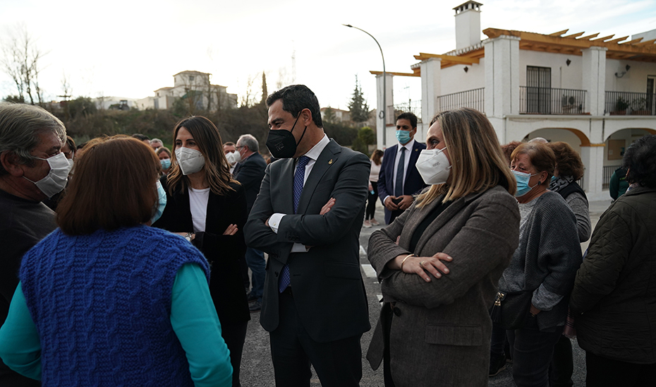 Moreno, con los vecinos de Santa Cruz del Comercio, momentos antes de inauguración del puente.