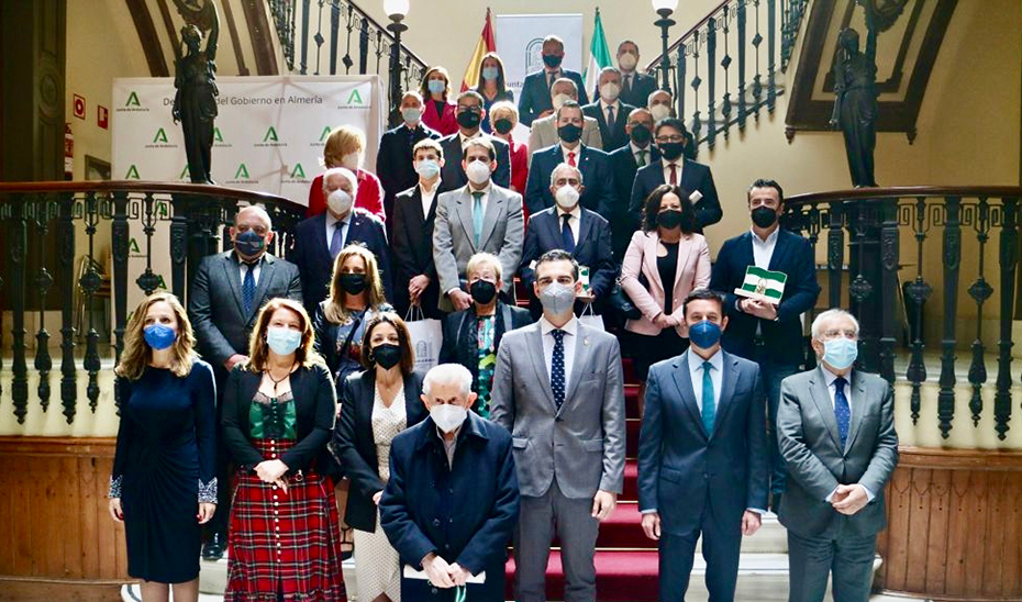 Crespo posa en la foto de familia con las personalidades distinguidas en Almería y resto de autoridades.
