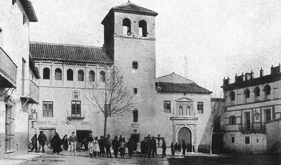 Imagen de principios del siglo XX de la fachada principal y la torre de la iglesia del Convento de Santo Domingo de Baza.
