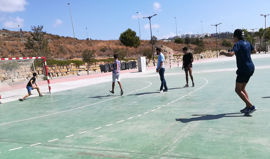 Jóvenes inmigrantes residentes en un centro juegan un partido.