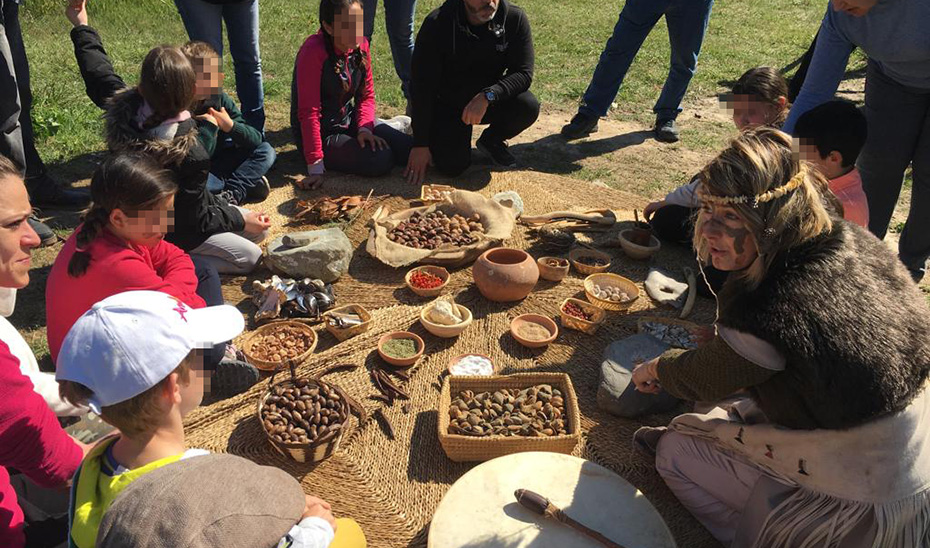 Taller infantil sobre historia y arqueología en uno de los espacios culturales de Andalucía. 
