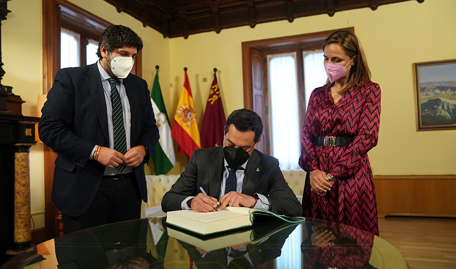 Juanma Moreno firma la declaración en defensa del trasvase Tajo-Segura en la delegación de la Junta en Almería.