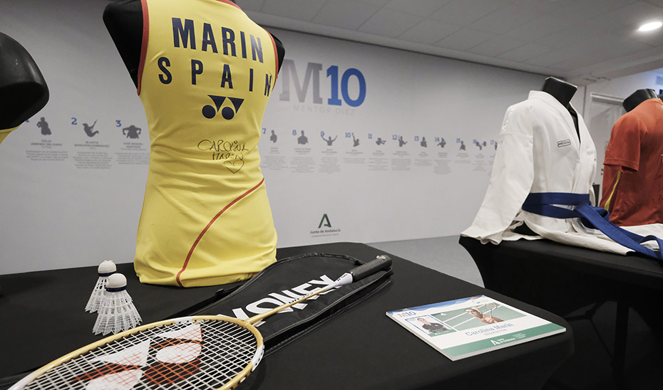 Camiseta y raquetas de la onubense Carolina Marín, campeona del mundo de bádminton.