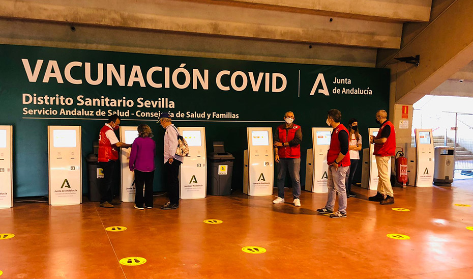 
			      Acceso al dispositivo para la vacunación masiva instalado en el estadio de la Cartuja en Sevilla.			    
			  