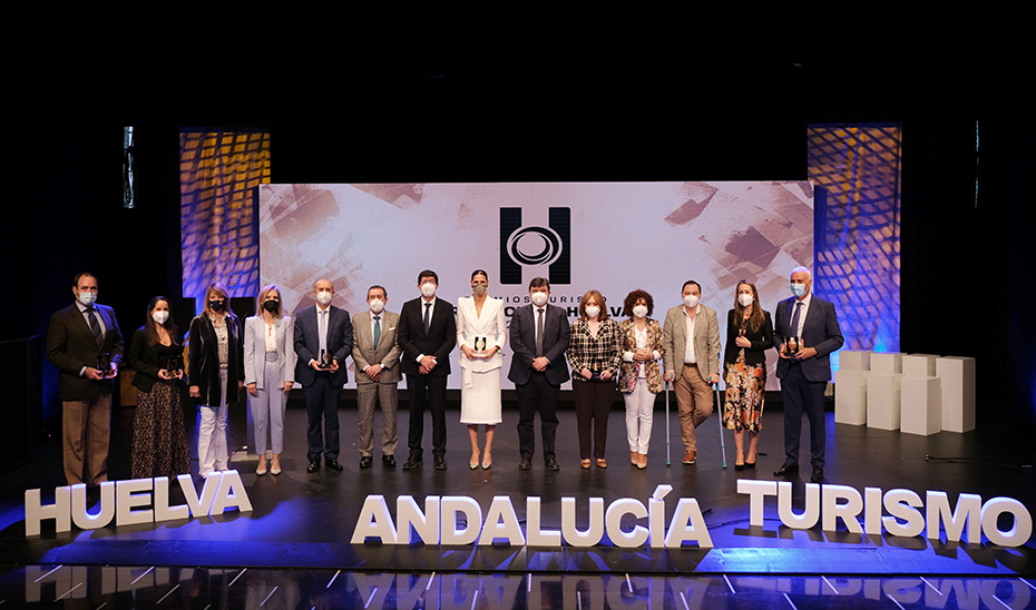 El vicepresidente de la Junta, Juan Marín, posa junto a todos los premiados.