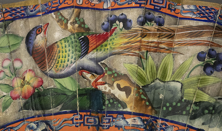 Los pájaros y flores son otros de los motivos ornamentales característicos de estos objetos. (Foto: Archivo del Museo de Artes y Costumbres Populares de Sevilla)