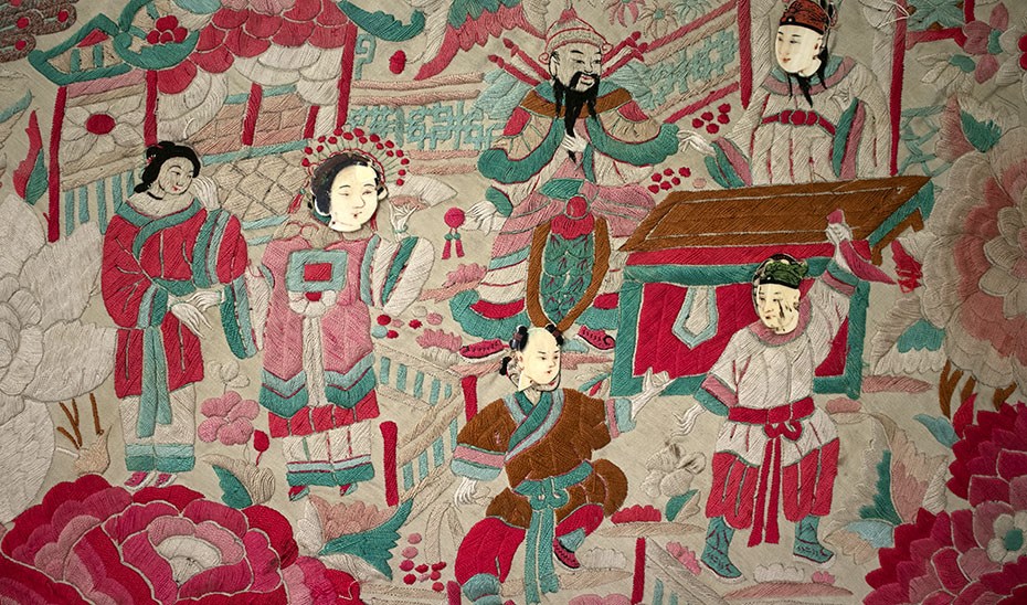 Detalle de un mantón de Manila, en el que se aprecian aplicaciones de nácar sobre los rostros de las figuras. (Foto: Archivo del Museo de Artes y Costumbres Populares de Sevilla)