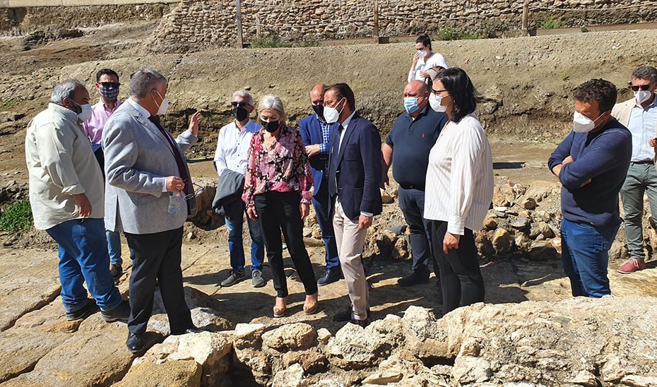 La consejera Patricia del Pozo, durante su visita al Teatro Romano de Guadix.