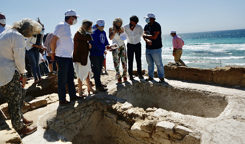 Patricia del Pozo, durante su visita al yacimiento arqueológico de Cabo Trafalgar-Caños de Meca.