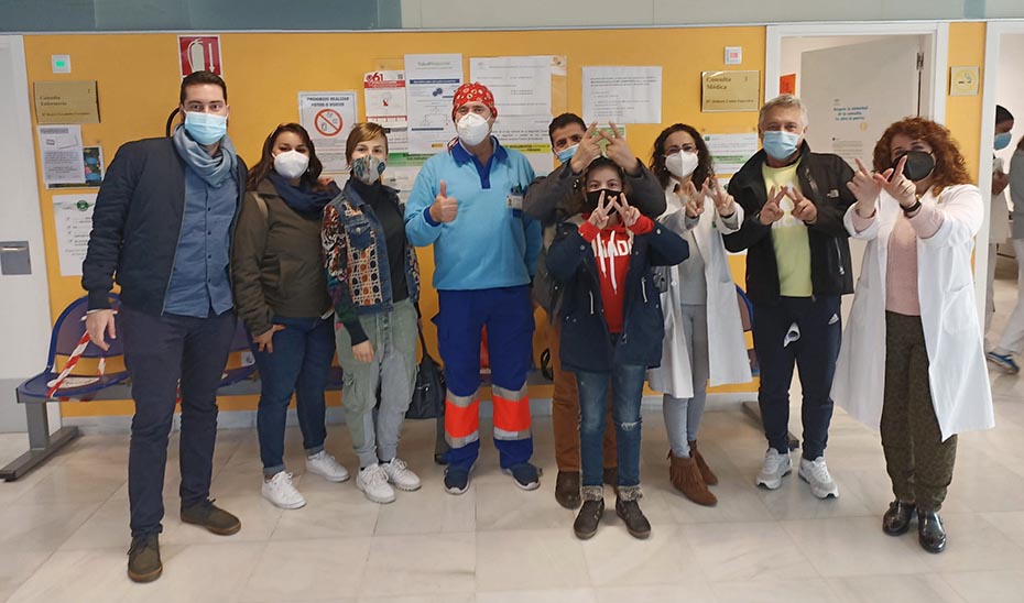 Los profesionales que participan en el ensayo en Almería con uno de los pacientes con síndrome de Wolfram.