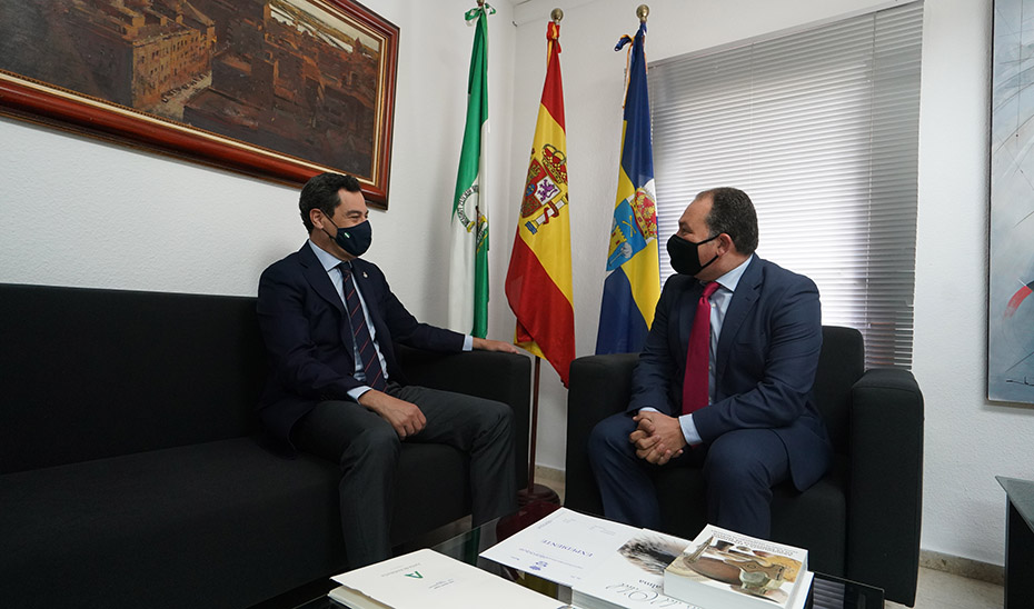 Moreno conversa con el alcalde de Aljaraque, David Toscano, en su despacho municipal.